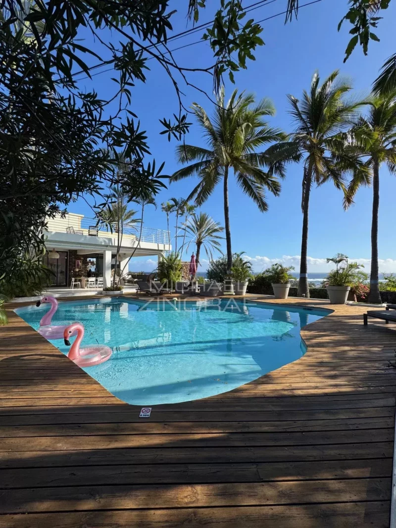 Villa de Prestige avec Studios Indépendants et Vue d’Exception