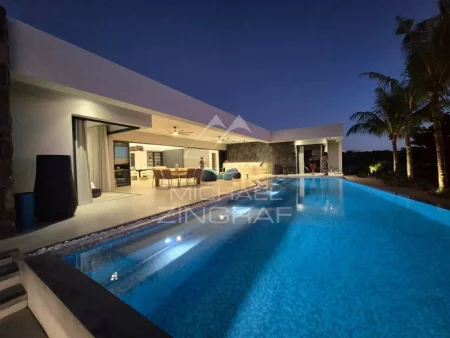 Moderne Villa mit Pool im Mon Choisy Golf